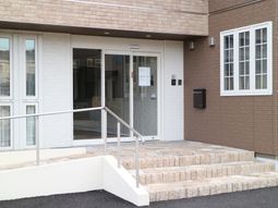 明るい煉瓦調エントランス