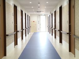 明るい廊下の風景