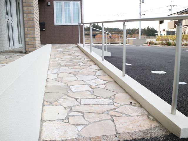 バリアフリーな入口通路 玄関 段差のない入口通路は、車椅子の方でも安心してご利用いただける設計となっております。充分な幅があるため、出入りもスムースです。