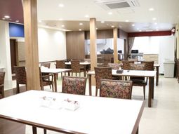 明るく広々とした食堂