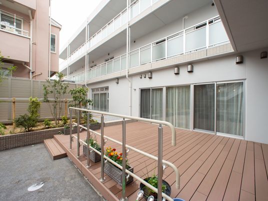 広々とした明るい中庭
