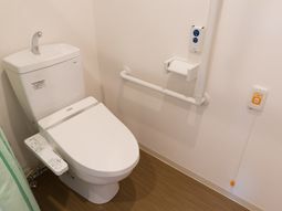 手すり付きの清潔なトイレ