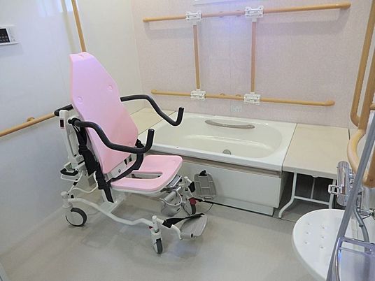 バリアフリー設計の浴室