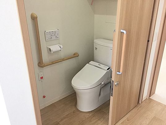 バリアフリー設計のトイレ
