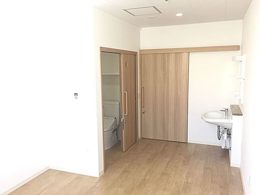 バリアフリーのトイレと洗面台