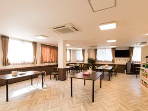広々とした明るい食堂
