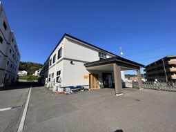 明るい日差しのエントランス