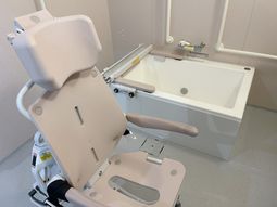 バリアフリー設計の浴室