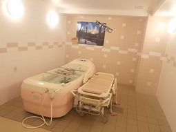 清潔な浴室と機能訓練機器