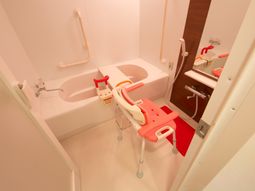 バリアフリー設計の浴室