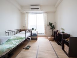 明るい居室の様子