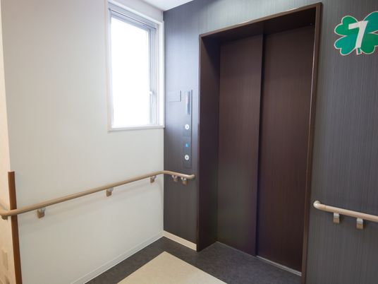 手すり付きの廊下とエレベータ