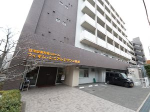 現代的な建物のエントランス