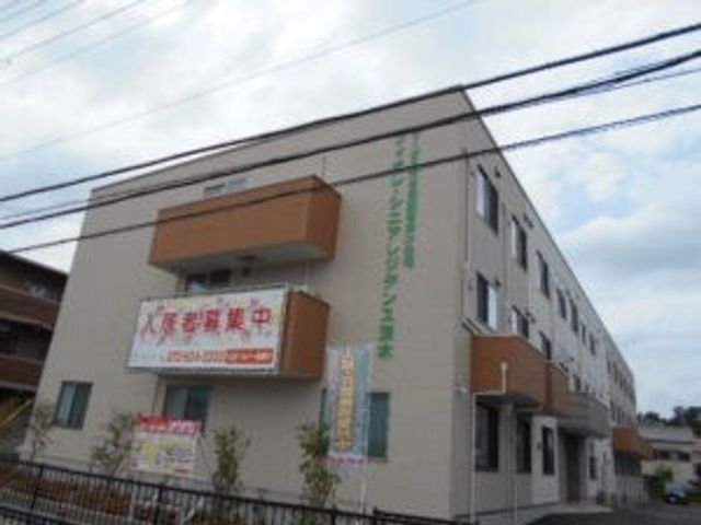 施設の外観 外観   2階建ての建物で、明るい色合いの外壁と大きな看板が目につきます。就業先の雰囲気を外から確認しやすい外観です。