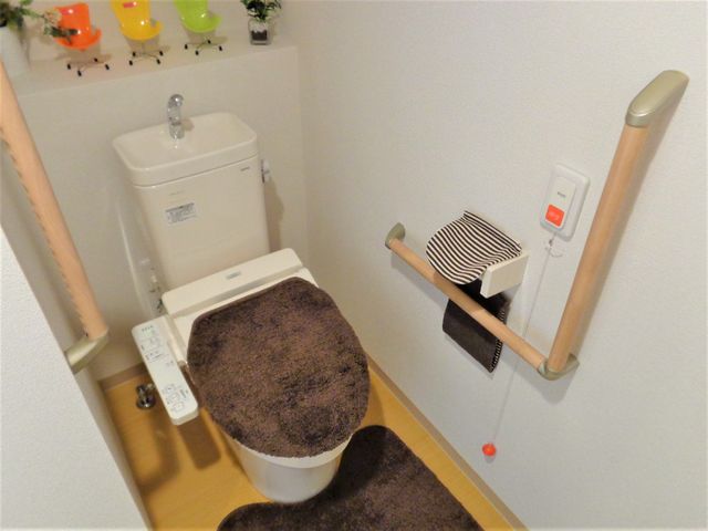 安全なトイレの設備 トイレ 手すり付きの清潔なトイレは、安心してご利用いただける工夫が施されています。緊急時に備えた呼び出しボタンも完備しております。