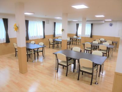 明るい広々とした食堂
