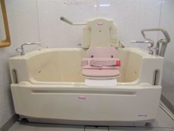 バリアフリー設計の浴室