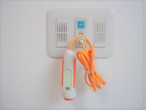 白い壁に取り付けた呼び出し機