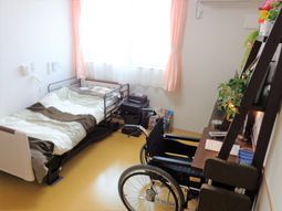 明るい単身用寝室