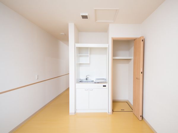 シンプルな居室のキッチン