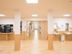 明るく広々とした廊下