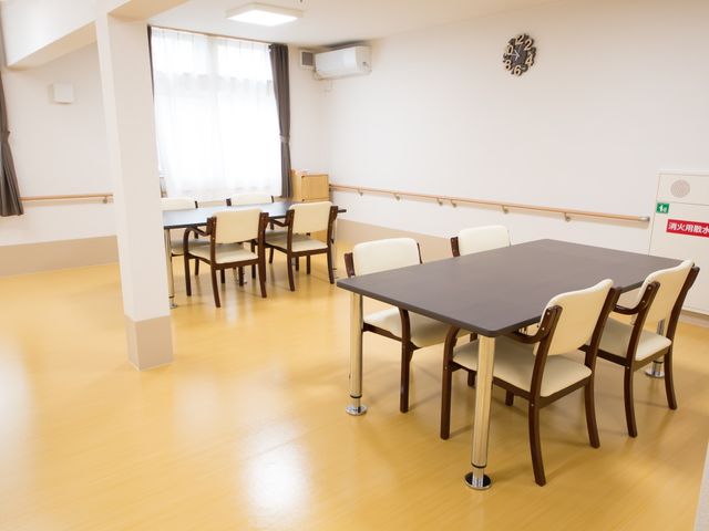 清潔感のある明るい食堂 共有スペース ゆったりとしたスペースの食堂で、ゆっくりお食事を楽しめます。周囲は手すりが整った安全な環境です。