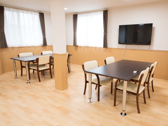 明るい共用食堂の風景