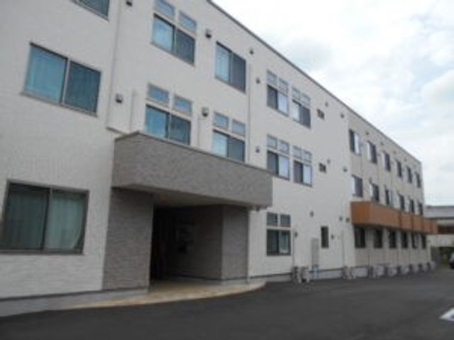 施設の外観 外観   落ち着いた色合いの建物外観です。出入口まわりに屋根があり、雨の日でも移動しやすそうです。
