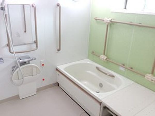 バリアフリー設計の浴室