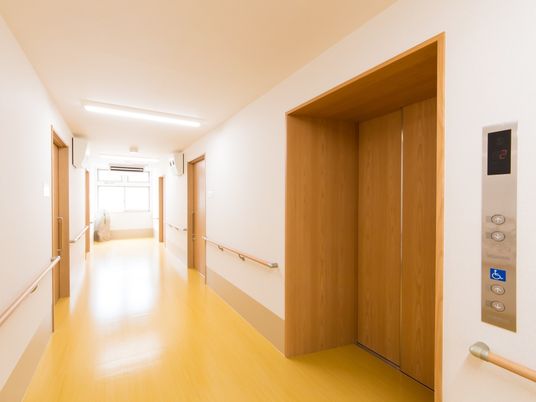 明るい廊下とエレベーター