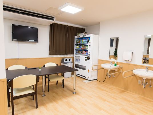 休憩室の明るい空間