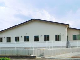 白壁の建物と青空