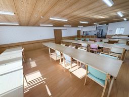 日差しが差し込む食堂