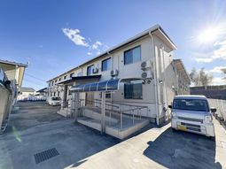 駐車場付きの建物外観