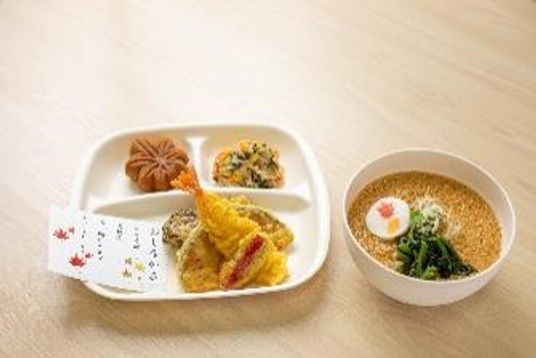 スタッフがお世話する様子
