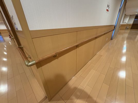 手すり付きの廊下