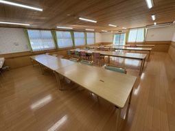 長いテーブルが並ぶ部屋