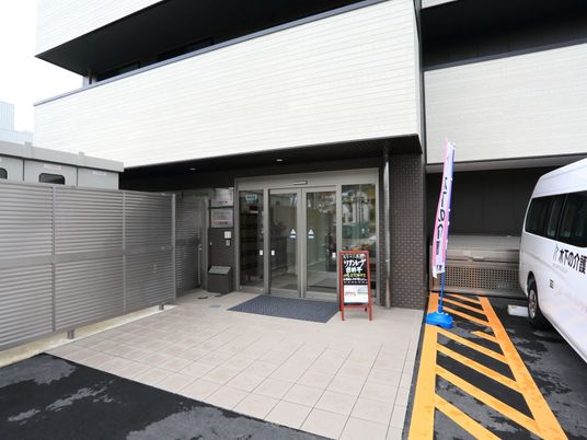 入口と駐車スペースの風景