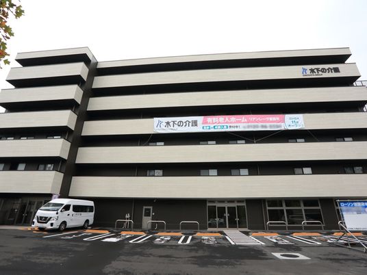 多階層の建物エントランス