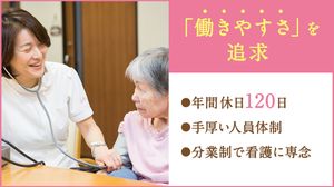 微笑むスタッフの近く