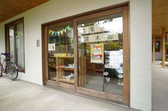 掲示物のあるエントランス
