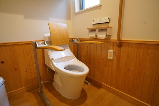 安全対策完備のトイレ設備