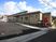 明るい日中の外観