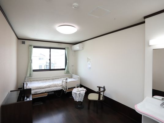 明るい居室の一角