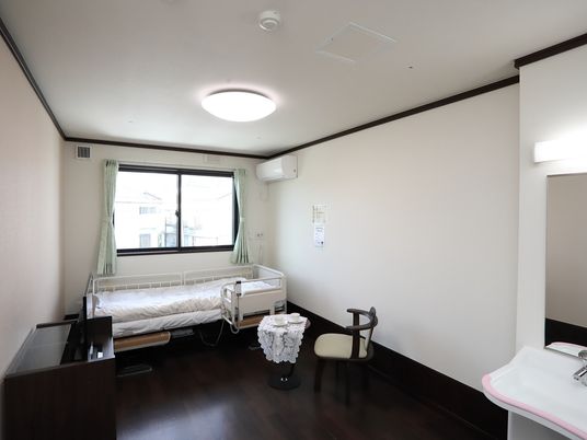 明るい居室の一角