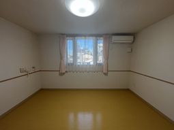 明るい個室の居室