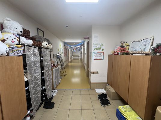 明るく装飾された廊下