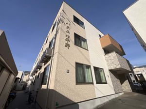 白い外壁の建物