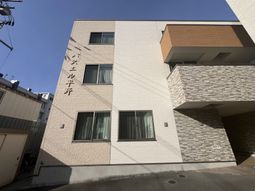 白い建物の外観