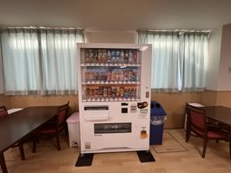 飲み物やおやつの自販機